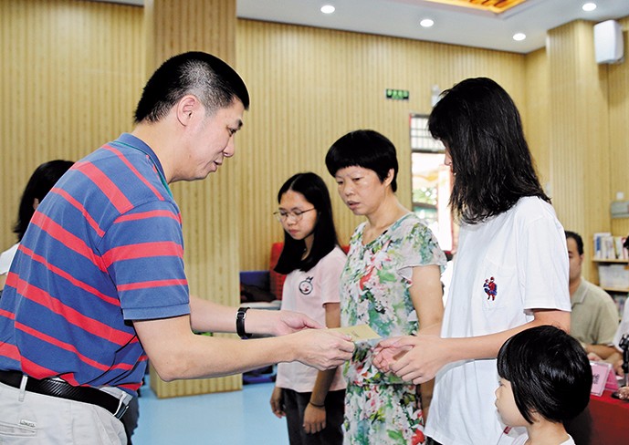 8月26日下午，我集團在橋頭鎮(zhèn)第三小學舉行了2019年助學金發(fā)放儀式，21名橋頭籍貧困家庭大學生獲得資助。