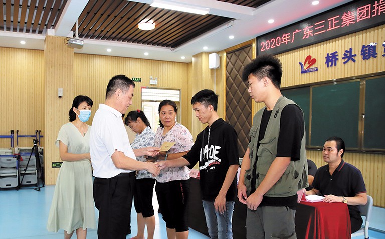 9月15日上午，我集團在橋頭鎮(zhèn)第三小學舉行了2020年助學金發(fā)放儀式，助理總裁朱保當代表我集團向23名橋頭籍困難家庭大學生發(fā)放了17.8萬元助學金。這是我集團連續(xù)第12年資助橋頭籍困難家庭大學生完成大