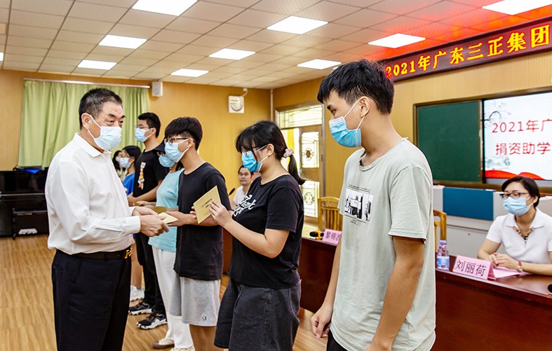 8月27日上午，我集團在橋頭鎮(zhèn)第二小學舉行了2021年助學金發(fā)放儀式，向23名橋頭籍困難家庭大學生發(fā)放助學金17.56萬元。這是我集團連續(xù)第13年資助橋頭籍困難家庭大學生完成大學學業(yè)。橋頭鎮(zhèn)三級調研員