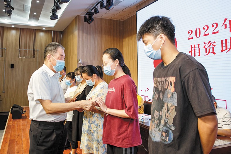 8月29日，我集團在橋頭鎮(zhèn)中心小學舉行了2022年捐資助學金發(fā)放儀式，向22名橋頭籍困難家庭在讀大學生發(fā)放助學金16.88萬元。