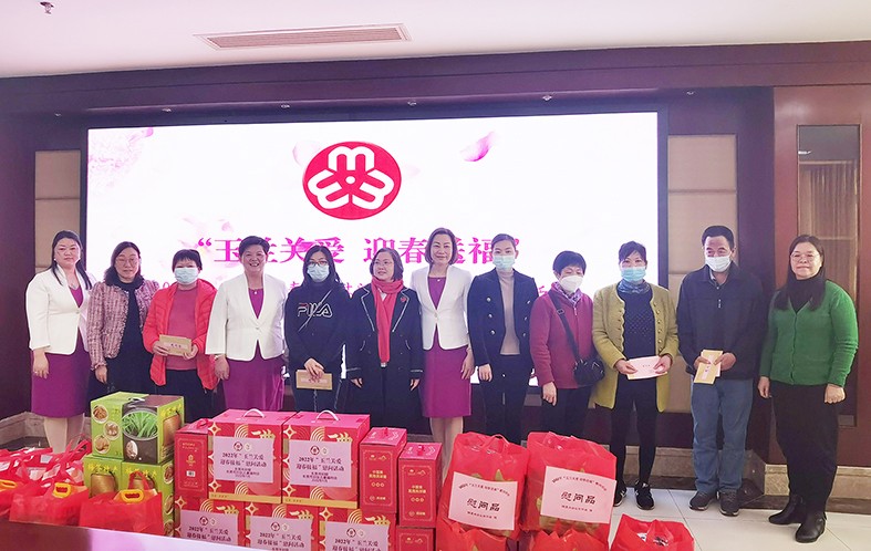 1月19日，東莞市婦聯(lián)及福利會組織開展了“玉蘭關愛、迎春送?！?022年春節(jié)慰問困難婦女兒童家庭”活動，集團培訓中心主任劉淑芬代表我集團參加了本次活動，前往東莞市塘廈鎮(zhèn)、黃江鎮(zhèn)、樟木頭鎮(zhèn)，為17戶家