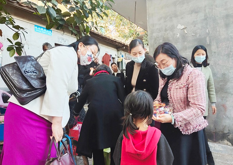 1月19日，東莞市婦聯(lián)及福利會組織開展了“玉蘭關愛、迎春送?！?022年春節(jié)慰問困難婦女兒童家庭”活動，集團培訓中心主任劉淑芬代表我集團參加了本次活動，前往東莞市塘廈鎮(zhèn)、黃江鎮(zhèn)、樟木頭鎮(zhèn)，為17戶家