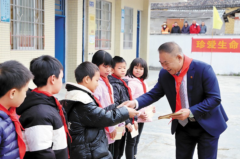 12月25日至26日，我集團向捐建學校師生頒發(fā)“三正獎教助學金”合計23.98萬元。并向三正合水小學捐贈了價值7.5萬的多媒體教學設備，向揭陽鳳湖小學碧潭三正分校一名病重學生捐贈1萬元助其度過難關。