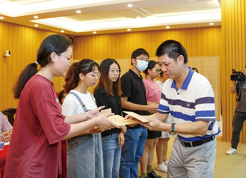 8月29日上午，“2023年廣東三正集團捐資助學金發(fā)放儀式”在橋頭鎮(zhèn)第四小學舉行，為25名橋頭籍困難家庭在讀大學生發(fā)放助學金19.04萬元。
