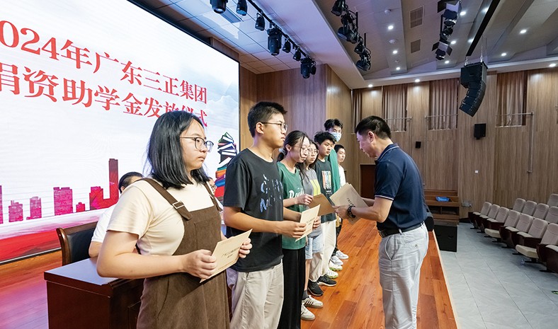 8月27日上午，我集團2024年捐資助學金發(fā)放儀式在橋頭鎮(zhèn)中心小學舉行，董事長助理莫永康代表我集團向21名受助學生發(fā)放了助學金。
