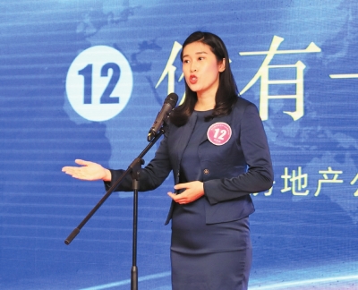 三正地產(chǎn)鄧偉微在首屆三正故事大賽決賽中演繹作品《你有一個閨蜜》。.jpg