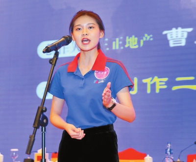 三正地產(chǎn)劉芷菁在三正集團24周年慶典上演繹獲獎作品《遺落的工作日志》。.jpg