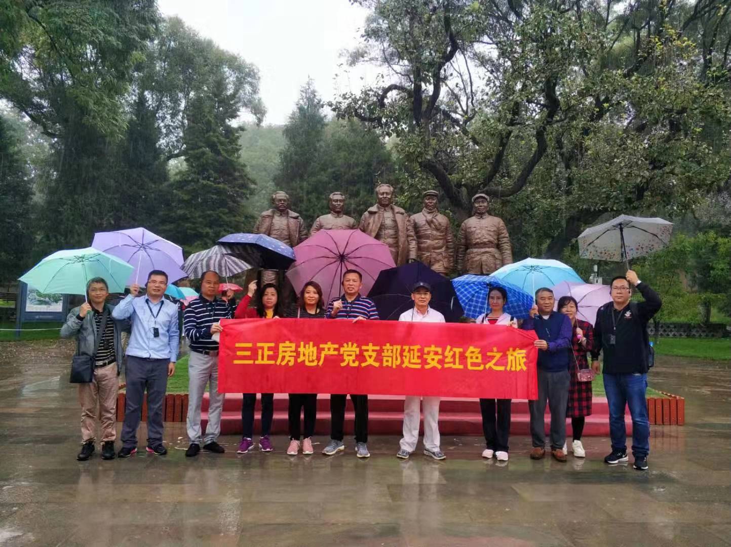 在棗園革命舊址五大書記銅像前合影留念。.jpg