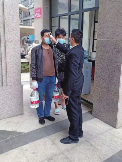 測量體溫。.jpg