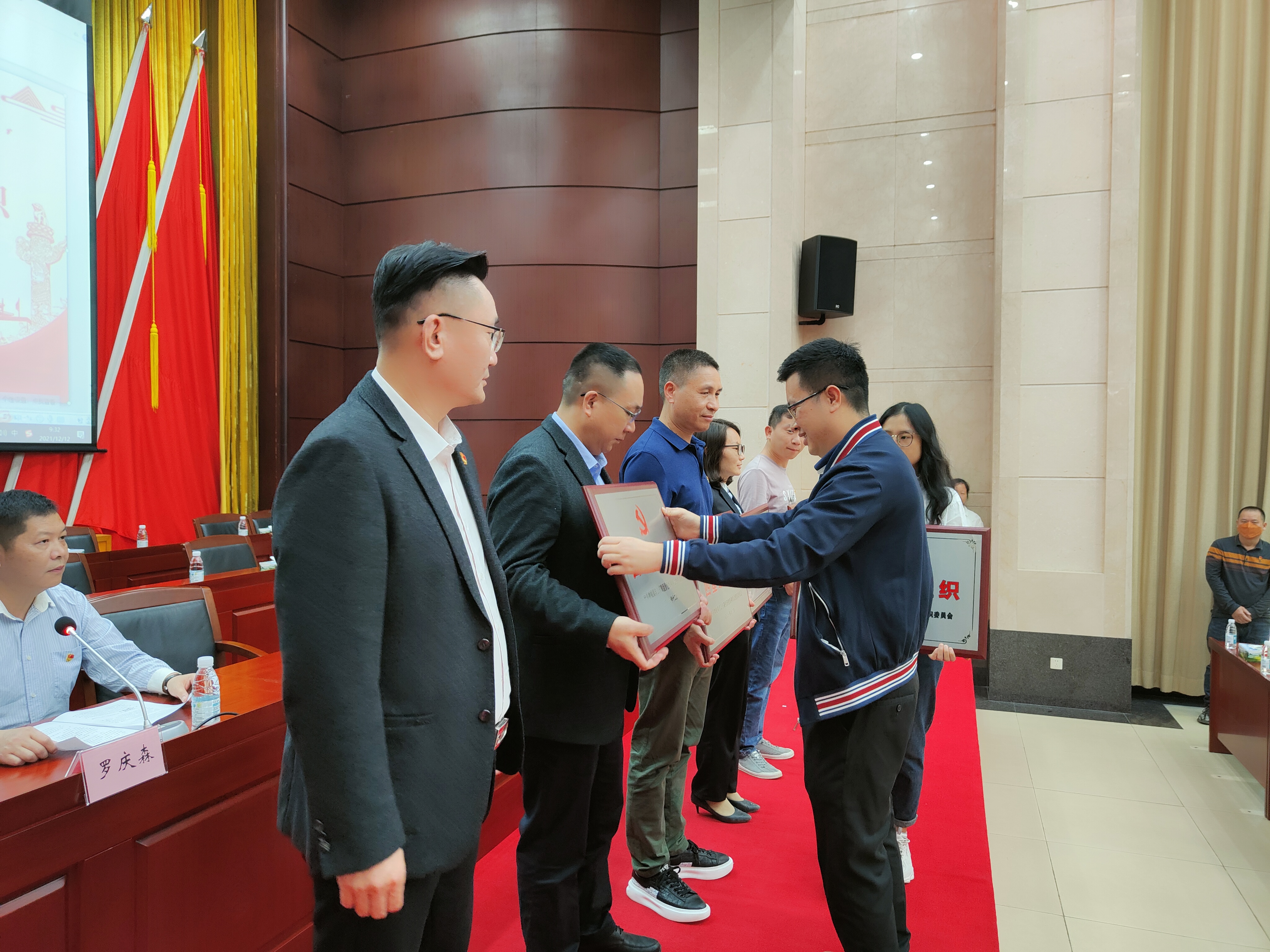 塘廈鎮(zhèn)“兩新”組織黨委副書記、黨建服務中心主任羅肖峰為三正房地產黨支部星級黨組織頒發(fā)了“四星級黨組織”牌匾.jpg